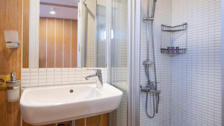 Compact and well-equipped bathroom with shower, washbasin and contemporary fittings for maximum comfort.