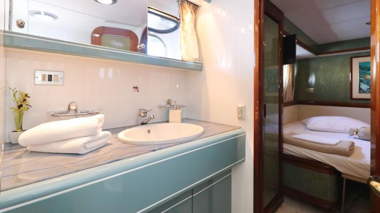 Роскошная гостевая ванная комната моторной яхты Custom Blanka фото 3