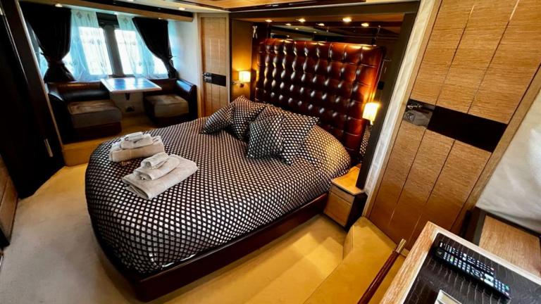 Double guest cabin of motor yacht D&G picture 1