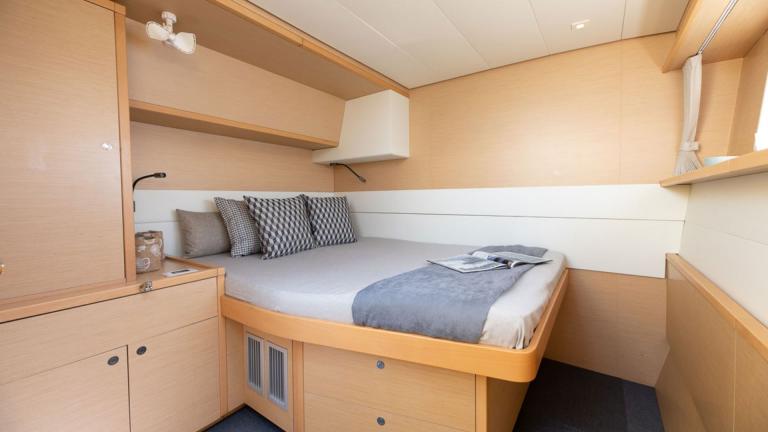 Two-person guest cabin on the luxury catamaran Royal Flush picture 2