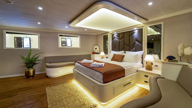 Spacious and stylish suite with a comfortable double bed on the sailing yacht Queen of Makri, perfect for relaxing.