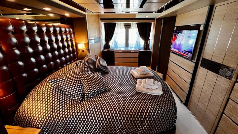 Double guest cabin of motor yacht D&G picture 2