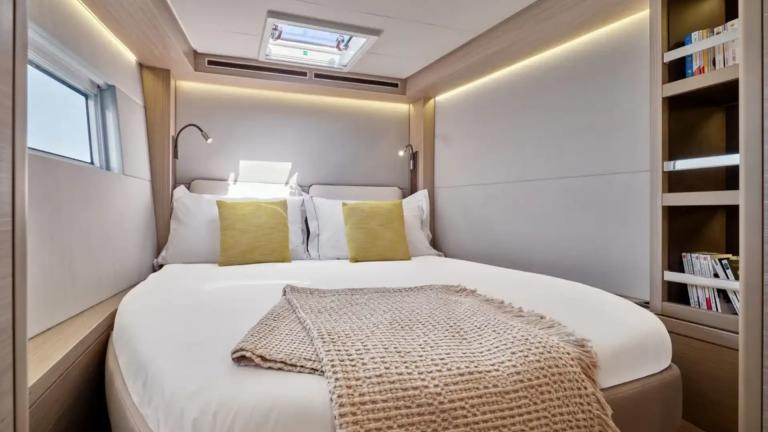 Luxury guest cabin for two on board the catamaran Jewel picture 3