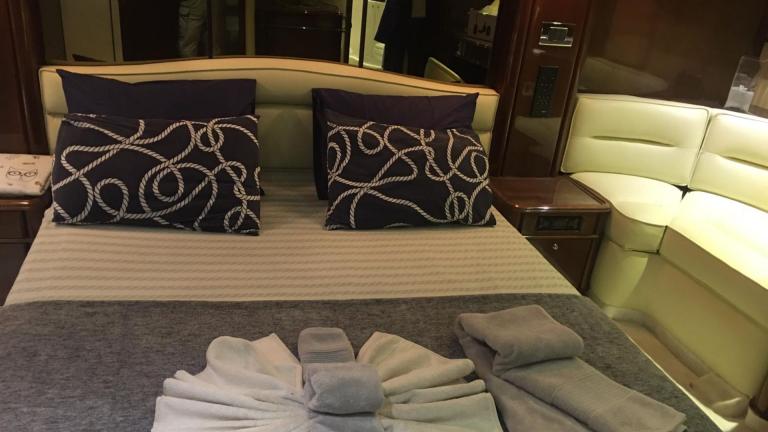 Guest cabin for two on motor yacht The Pearl picture 4