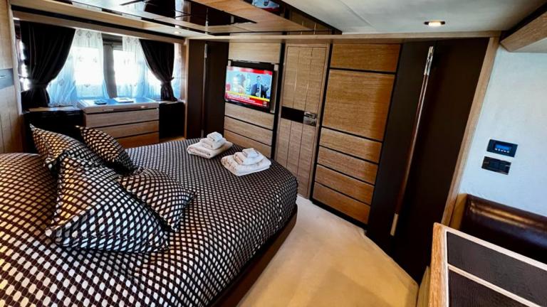 Double guest cabin of motor yacht D&G picture 4