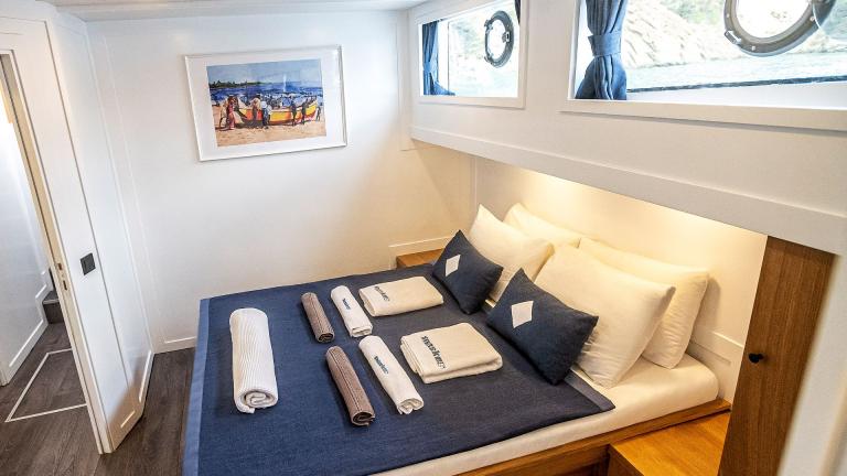 Guest cabin for two on the luxury yacht Maske 5 image 9