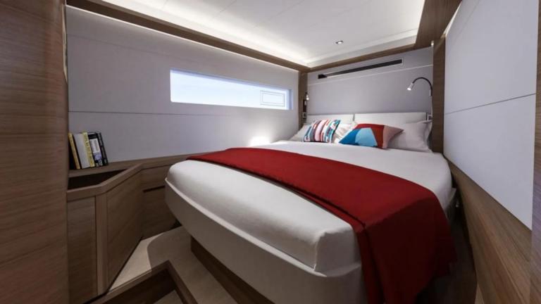 Luxury cabin for two on the catamaran Shanti