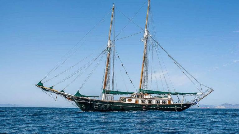 Gulet Arktos glides on the sea with large sails in a classic style.