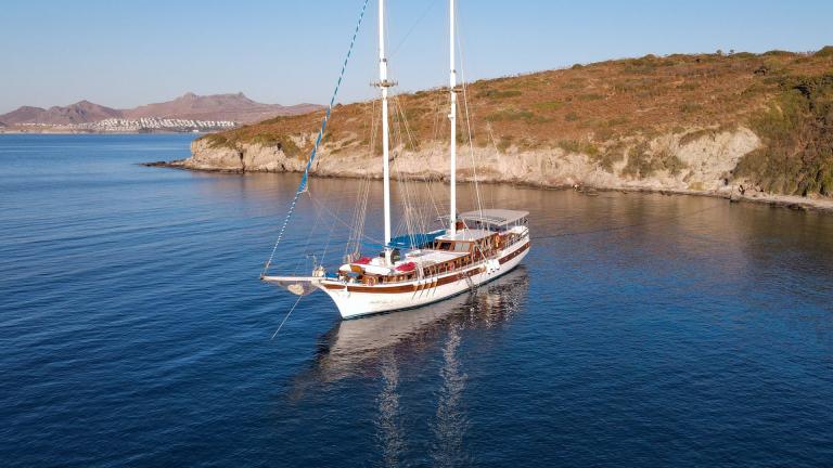 Unvergesslicher Segelurlaub auf der Gulet Halil Aga 3 in Bodrum. Küste entdecken und entspannen.