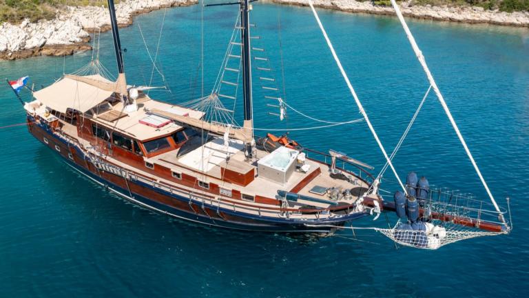 Split'te bulunan Pacha adlı geleneksel guletin geniş güverte alanı ve jakuzili tasarımıyla havadan çekilmiş fotoğrafı.