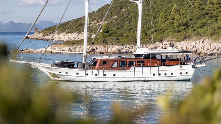 Erleben Sie Guletmiete in Kroatien mit Phoenix Bronze vor Anker in Splits Buchten.