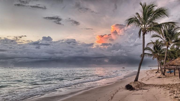 Ein wunderschöner Sonnenuntergang am Strand der Insel Kilimli. Teilweise bedeckter Wolkenhimmel mit Standlandschaft.