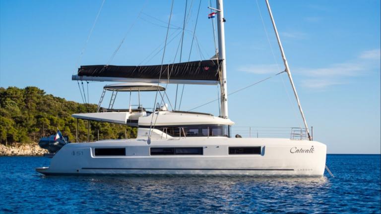 Катамаран Catwalk Lagoon 51 у берегов Кастелы сочетает простор, комфорт и современный дизайн.
