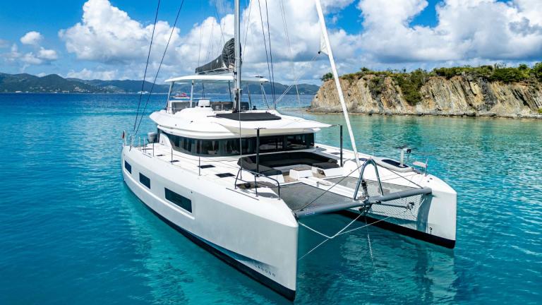 Die Valinor vereint stilvolles Design und komfortables Segeln in den klaren Gewässern Athens.