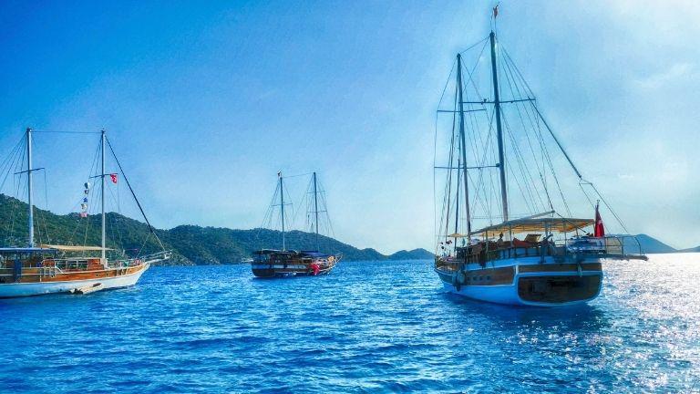 Im Hafen stehen drei Gulet-Yachten auf dem klaren Meer.