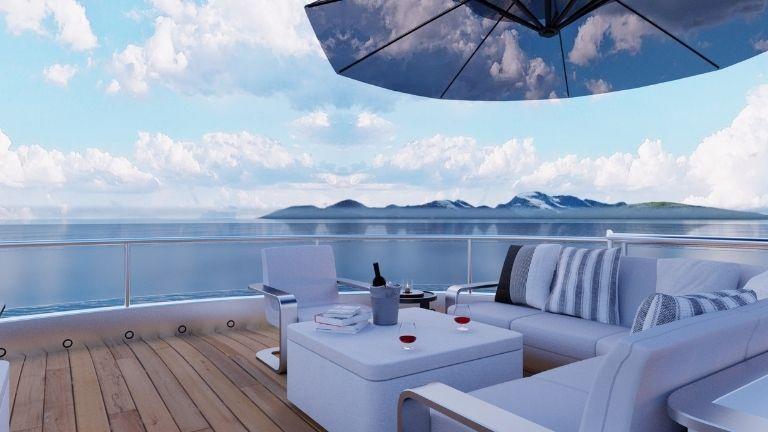 Zwei volle Gläser und weiße Möbel sitzen auf dem Deck einer Luxusyacht.