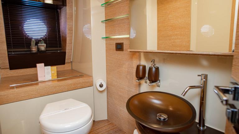 Motoryacht Lady Z Master cabin guest bathroom