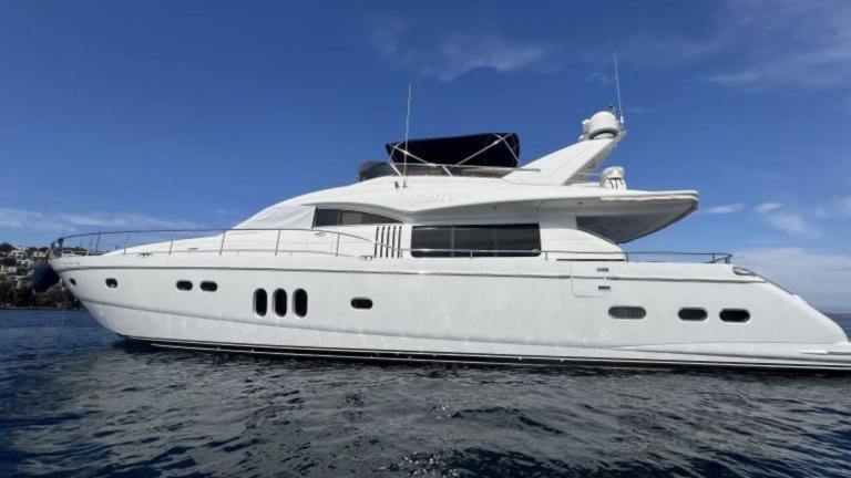 The Cielo yacht glides elegantly on the sea, impressing with its luxurious and stylish design.