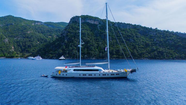 King of The Sea liegt mit eingefahrenen Segeln ruhig vor Bodrum.