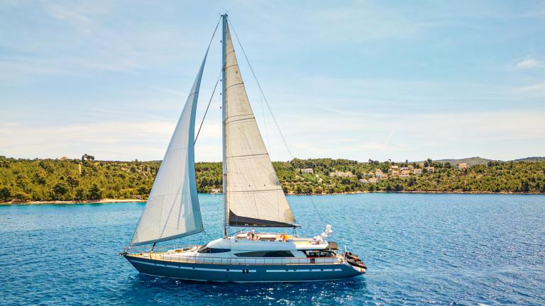 Die 114 Fuß lange San Limi von CMB Yachts segelt stilvoll vor der Küste von Split.