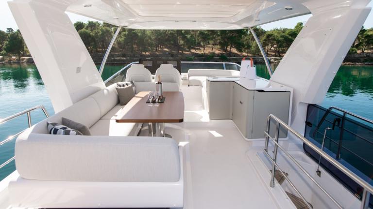 Motoryacht Alibaba's large flybridge area