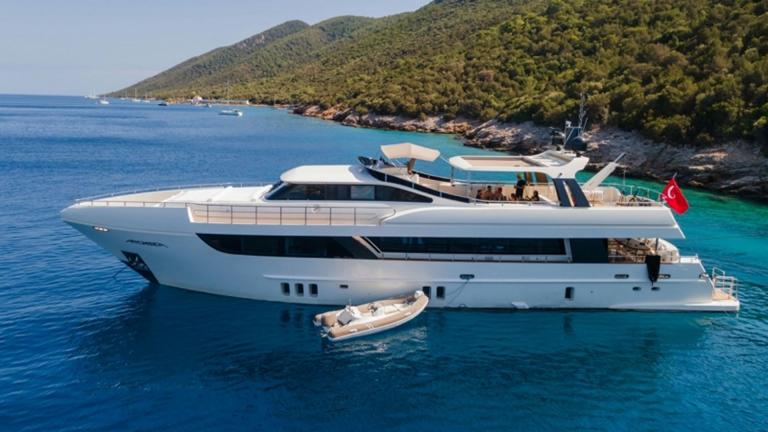 Archsea motoryatı Bodrum’un turkuaz koylarında demirli olarak sakin ve lüks bir atmosfer sunuyor.