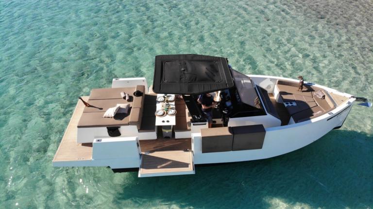 Geräumige Loungebereiche der Motoryacht Cea 3 mit stilvollem Design auf kristallklarem, türkisfarbenem Wasser.