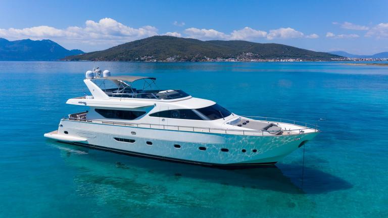 Luxus-Motoryacht Freedom vor Anker in der tiefblauen See