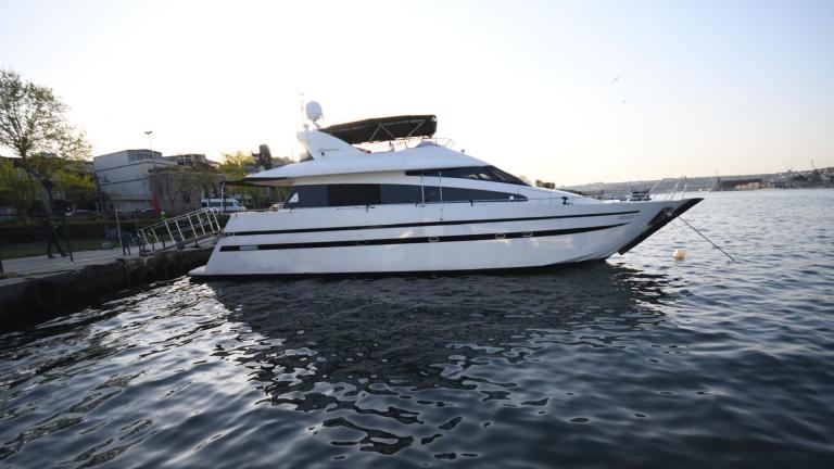 Die moderne Gokce 1 liegt in Göcek bereit für Ihren Yachtcharter-Urlaub an der Küste.