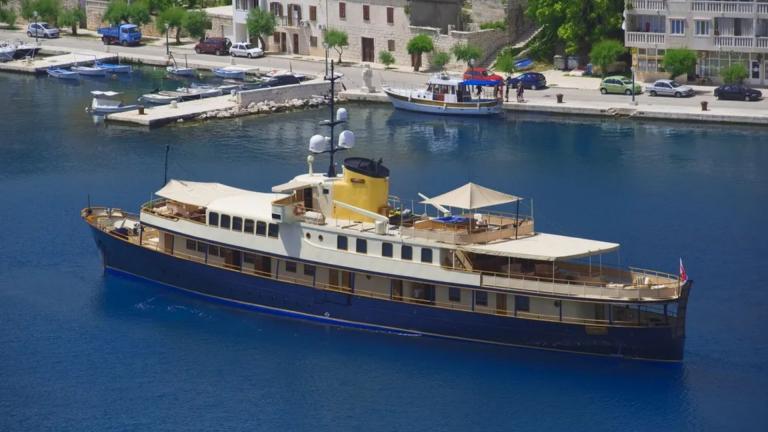 Die Motoryacht Seagull 2 gleitet im blauen Meer vor Split und ist im Sommer zu chartern.