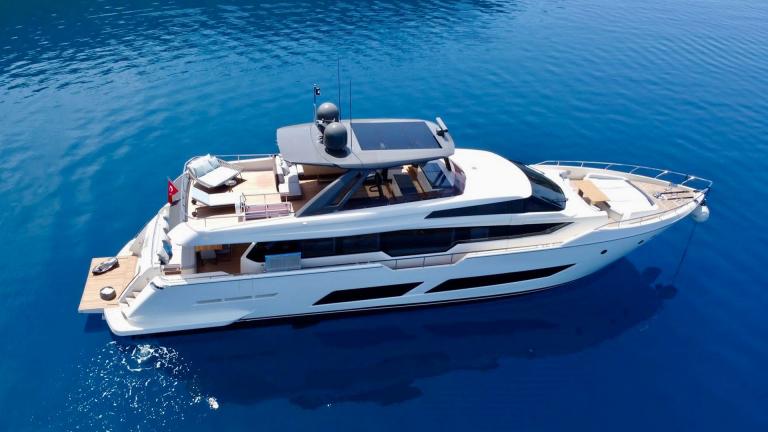 Моторная яхта Shero модели Ferretti 850 стоит на якоре в бирюзовых водах Мармариса.