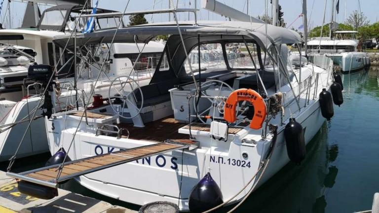 Das geräumige Cockpit der Segelyacht Okeanos in Athen bietet den idealen Raum für Segelurlaub und Meeresabenteuer.