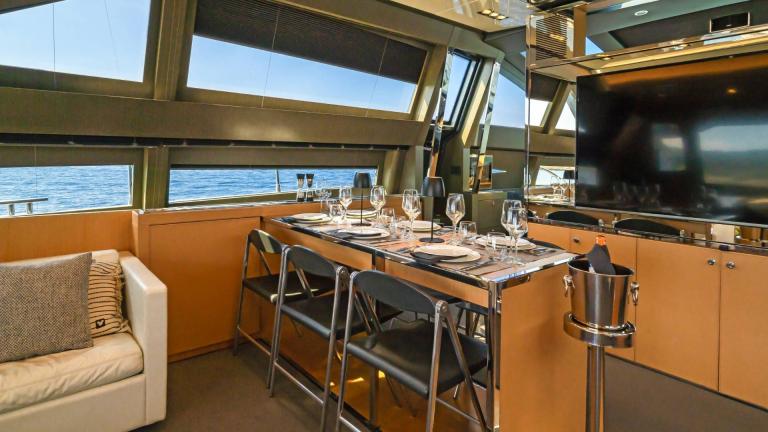 Motoryacht Whatever's elegant saloon dining table