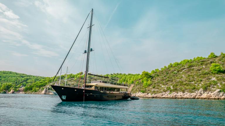 Роскошная яхта Санта Клара плывет вдоль живописного побережья Хорватии возле Сплита.