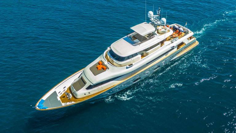 Luxuriöse 33-Meter-Yacht mit 5 Kabinen, perfekt für Charter in Rogoznica, Kroatien.