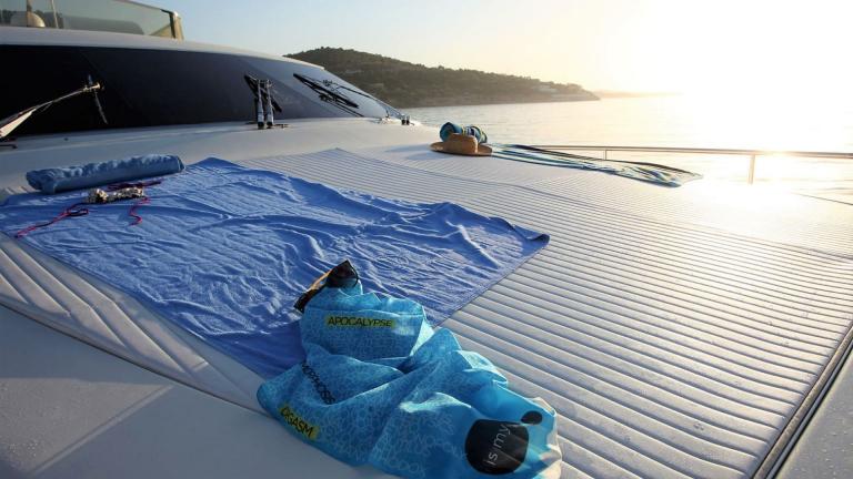 Гостевая зона для принятия солнечных ванн на носовой палубе роскошной моторной яхты Kentavros 2