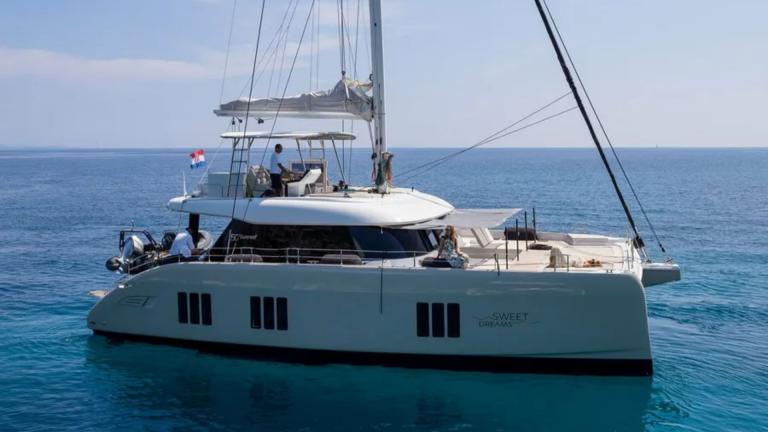 Катамаран Sweet Dreams Sunreef 50 у побережья Кастелы сочетает современный стиль и высокий комфорт.