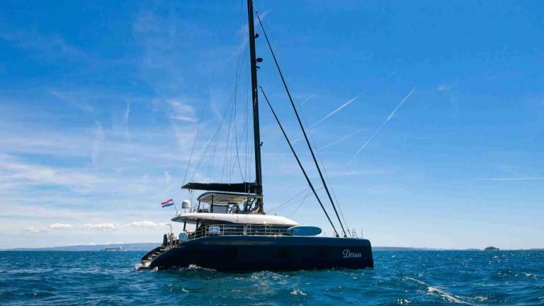 Der Katamaran Dessus Sunreef 60 liegt bei Kastela für luxuriöse Charter bereit.