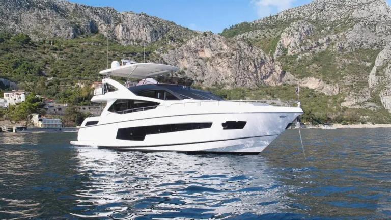 Die Sunseeker 75 liegt vor Split in klarem türkisfarbenem Wasser vor Anker.