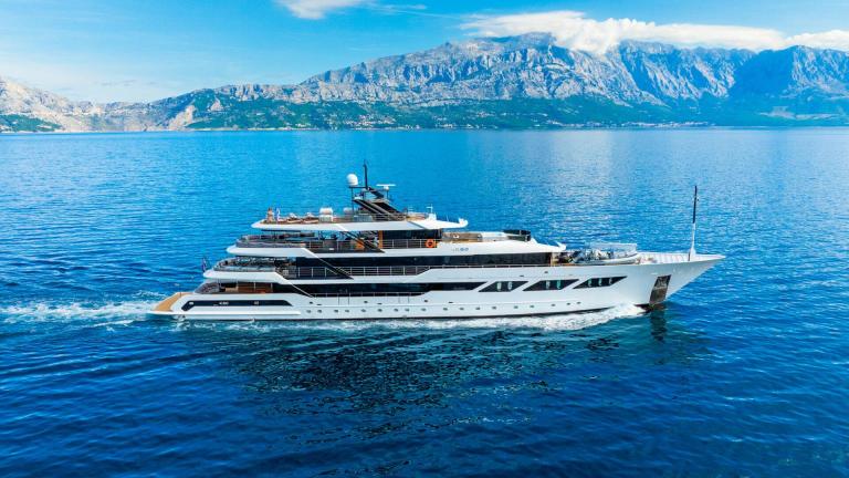 Argo Superyacht vor Split auf See, zeitlose Eleganz auf dem blauen Adriatischen Meer.