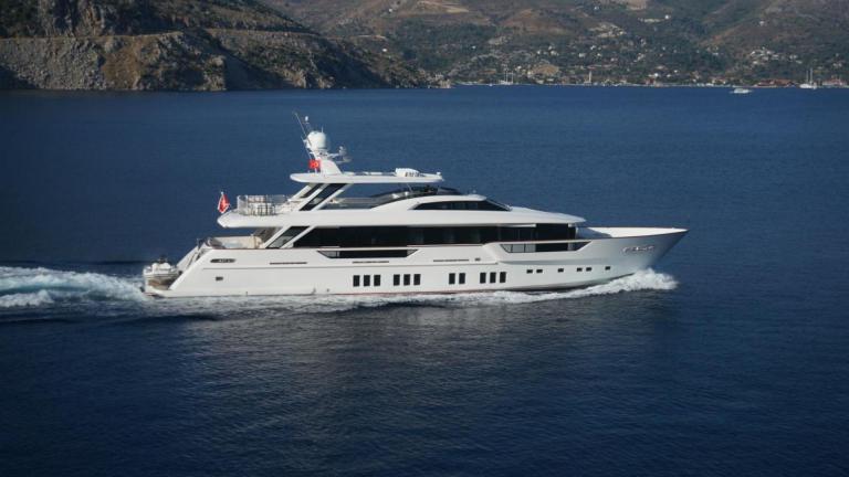 Die weiße Luxus-Yacht Rem fährt durch das blaue Meer bei Göcek und ist chartermöglich.