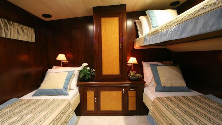 Lüks gulet Caneren'in üç kişilik misafir kabini