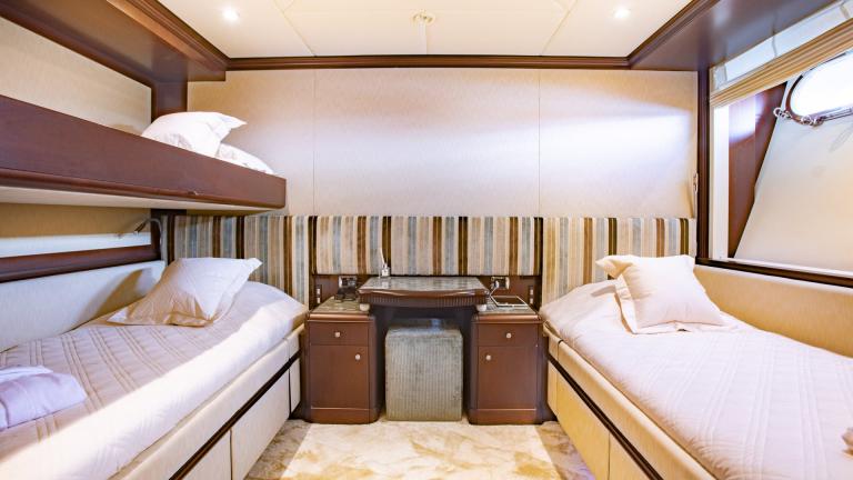 Ideal for families: The cozy cabin with a bunk bed on the motor yacht Akira One.