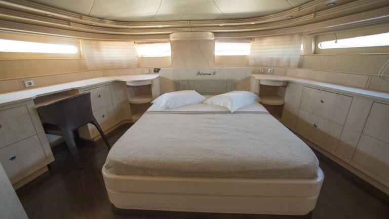Lüks motor yat Princess L'nin iki kişilik kabini resim 4