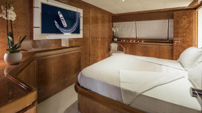 Modern guest cabin with TV and elegant design on the Sole Di Mare yacht.