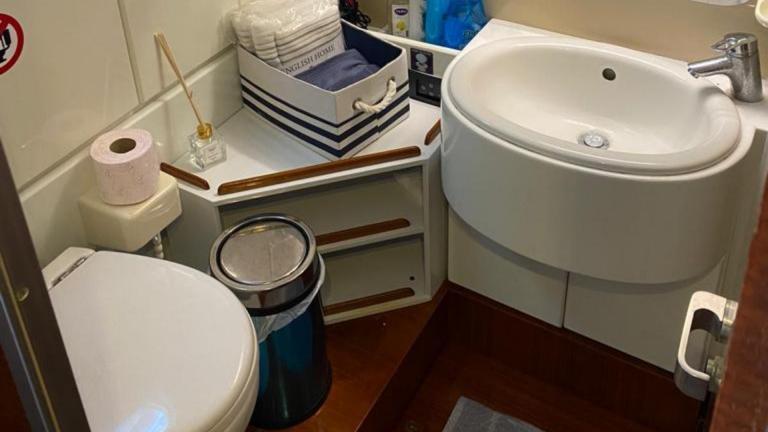 You can do all the cleaning work in the practical washbasin of the motor yacht.