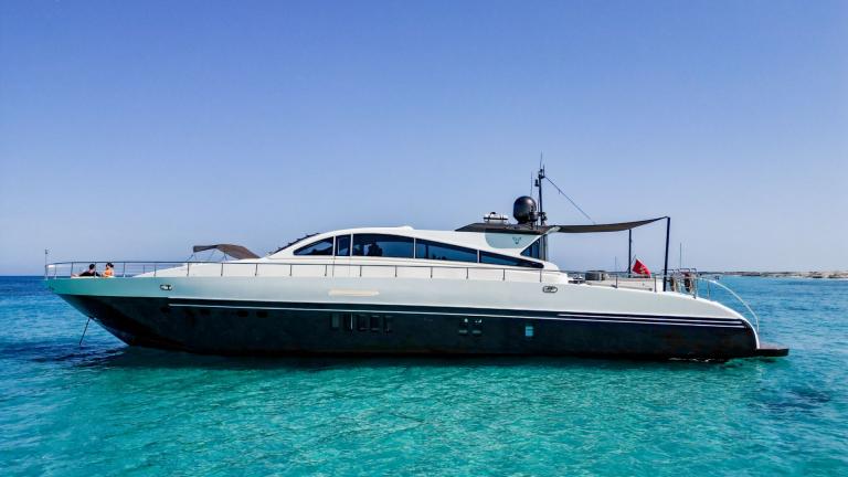 Die Motoryacht Aya One ankert elegant im türkisfarbenen Meer und besticht durch ihre modernen Linien.