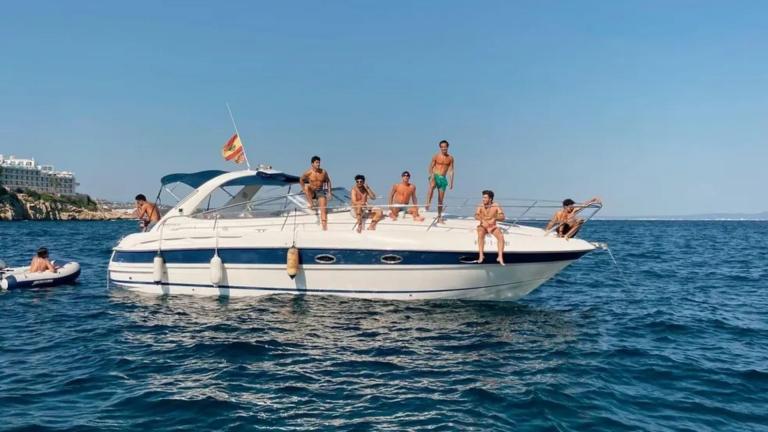 Young people enjoying the sea on the Barlovento Segundo motor yacht.