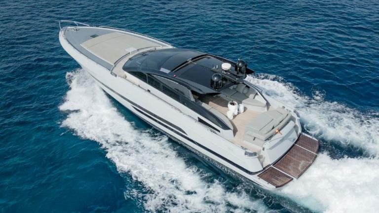 Die Motoryacht Chilli beeindruckt mit ihrem großen Deck und eleganten Design, während sie schnell über das Meer fährt.