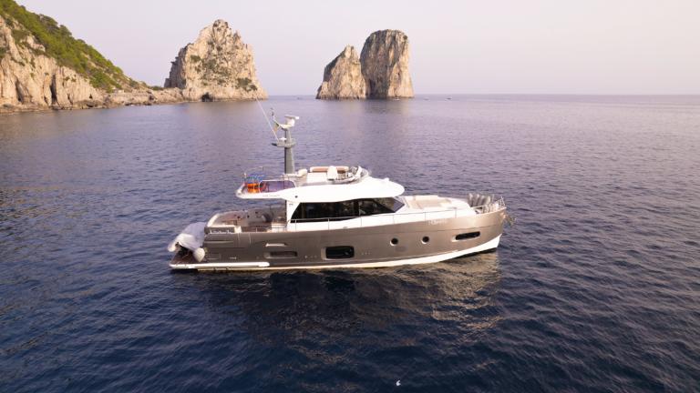 Die Motoryacht Ciu Ciu ist eine luxuriöse Wahl für eine wöchentliche Yachtmiete in Italien bei der Insel Capri.